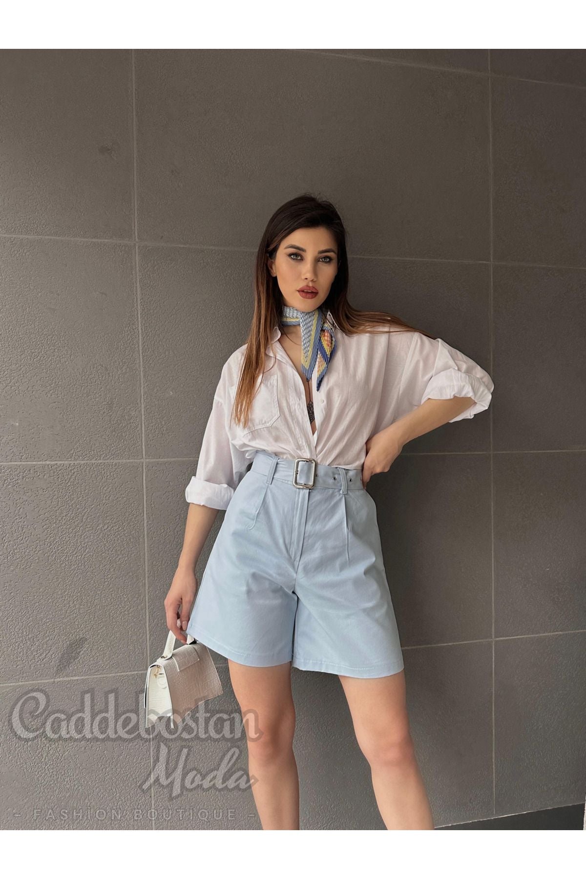 Kuş Gözü Kemerli Geniş Paçalı Kadın Mom Şort